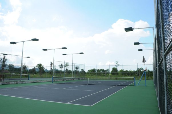 Đèn led sân tennis ngoài trời bố trí cột chiếu sáng chống chói