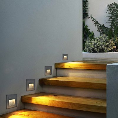 Đèn bậc tam cấp được lắp ở trong nhà
